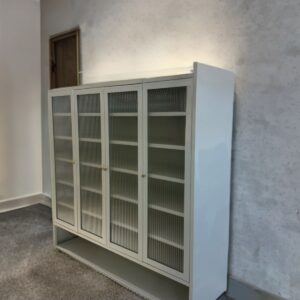 Lemari Kabinet Kaca “Linéa Glass” – Minimalis Elegan & Multifungsi
