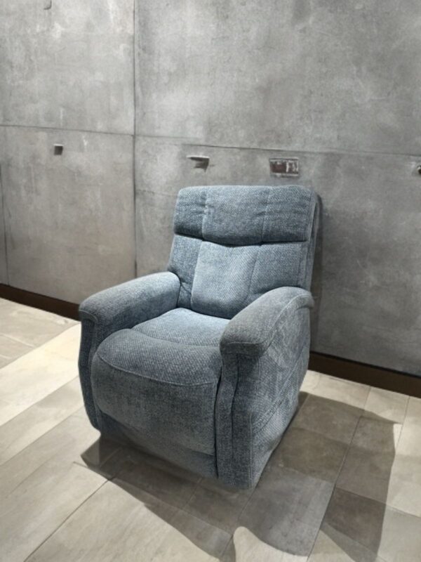 Kursi Recliner “CloudRest” – Nyaman, Stylish, dan Siap Menemani Waktu Santai Anda