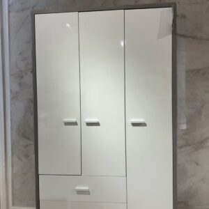 Lemari Pakaian 3 Pintu “Urban Gloss” – Desain Modern & Fungsional