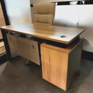 Meja Kantor Eksekutif Minimalis – Finishing Kayu Natural