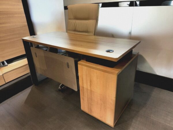 Meja Kantor Eksekutif Minimalis – Finishing Kayu Natural